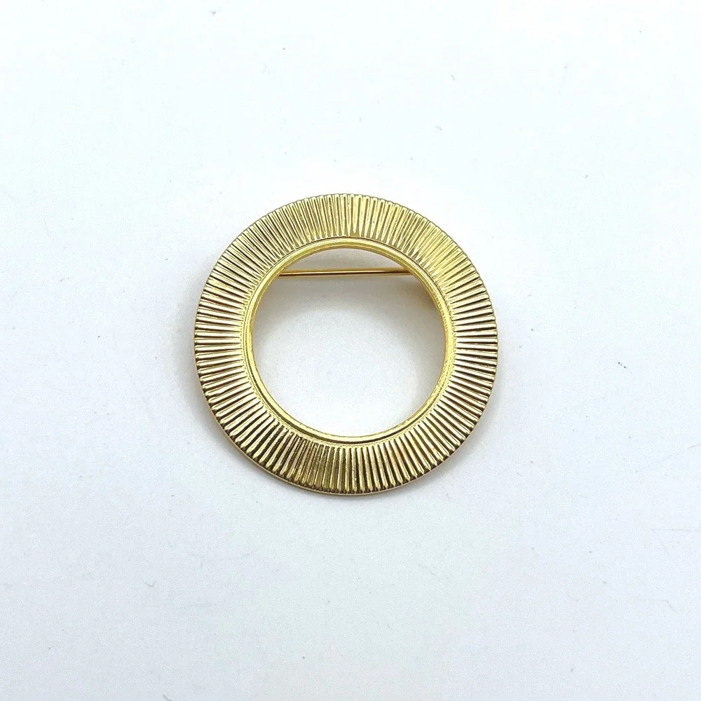 Vintage‎ Gold Tone Sunburst Circle Brooch Textured Round Scarf Pin Minimalist